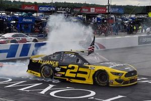 Brad Keselowski, Team Penske, Western Star/Alliance Parts Ford Mustang celeb rates his win