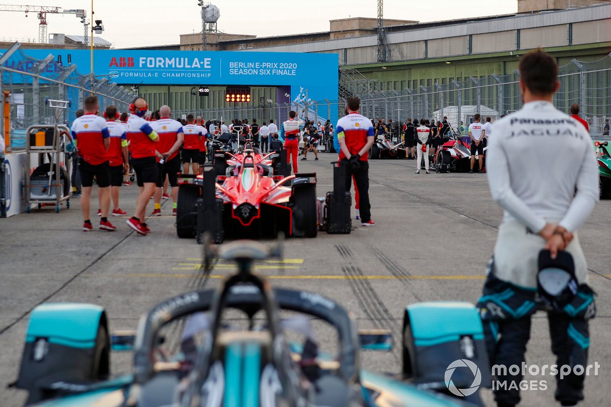 El equipo de carreras de Mahindra en un minuto de silencio en la parrilla antes de la carrera