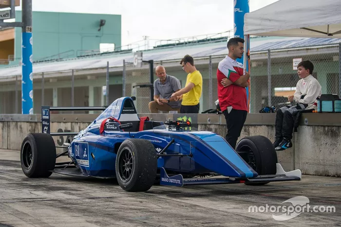 Emerson Fittipaldi Jr. prueba un monoplaza de Fórmula 4
