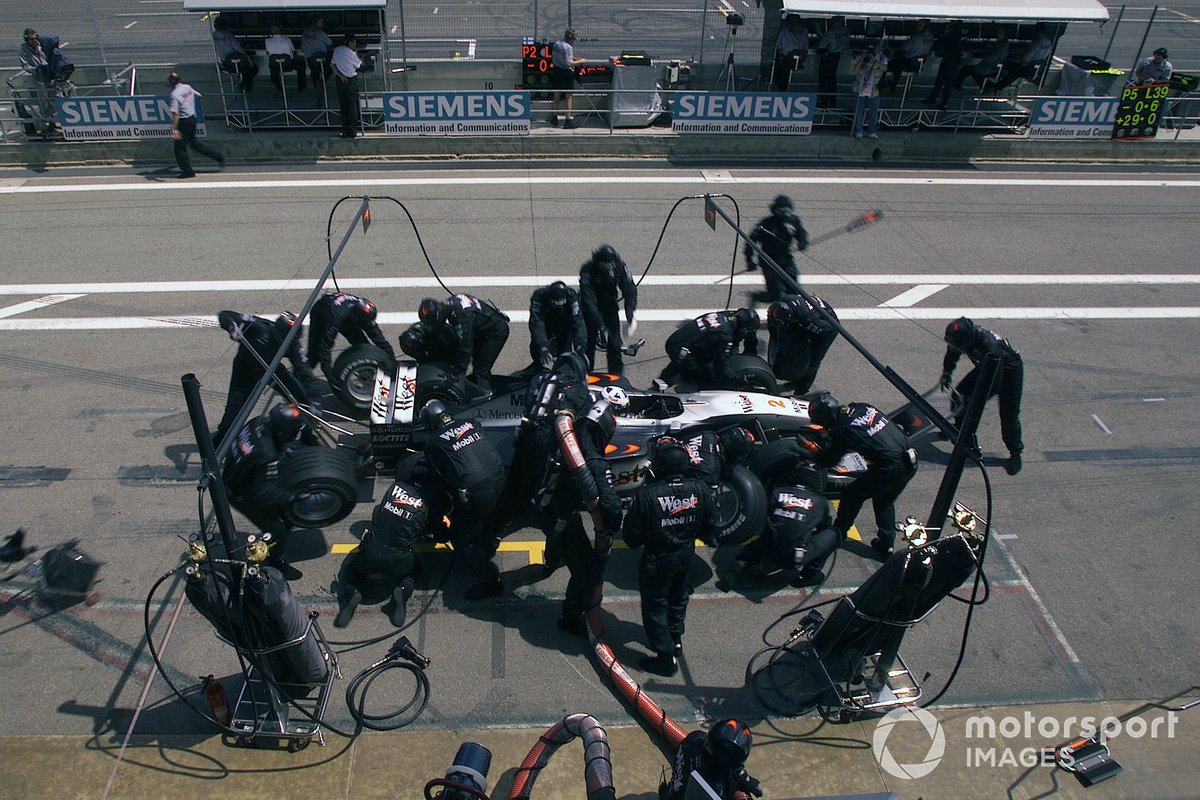 David Coulthard, McLaren MP4-15, pit stop
