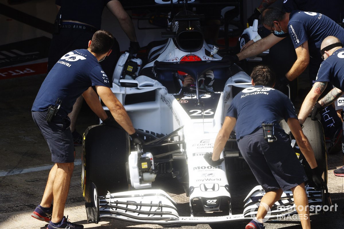 Daniil Kvyat, AlphaTauri AT01, is returned to the garage
