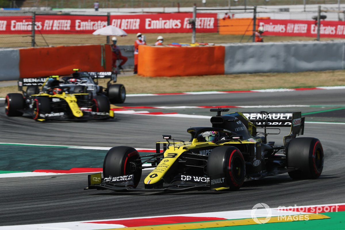 Daniel Ricciardo, Renault F1 Team R.S.20, precede Esteban Ocon, Renault F1 Team R.S.20