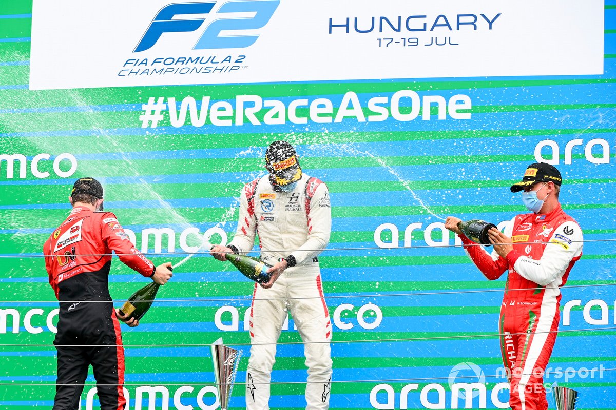 Callum Ilott, UNI-Virtuosi, il vincitore della gara Luca Ghiotto, Hitech Grand Prix e Mick Schumacher, Prema Racing festeggiano sul podio