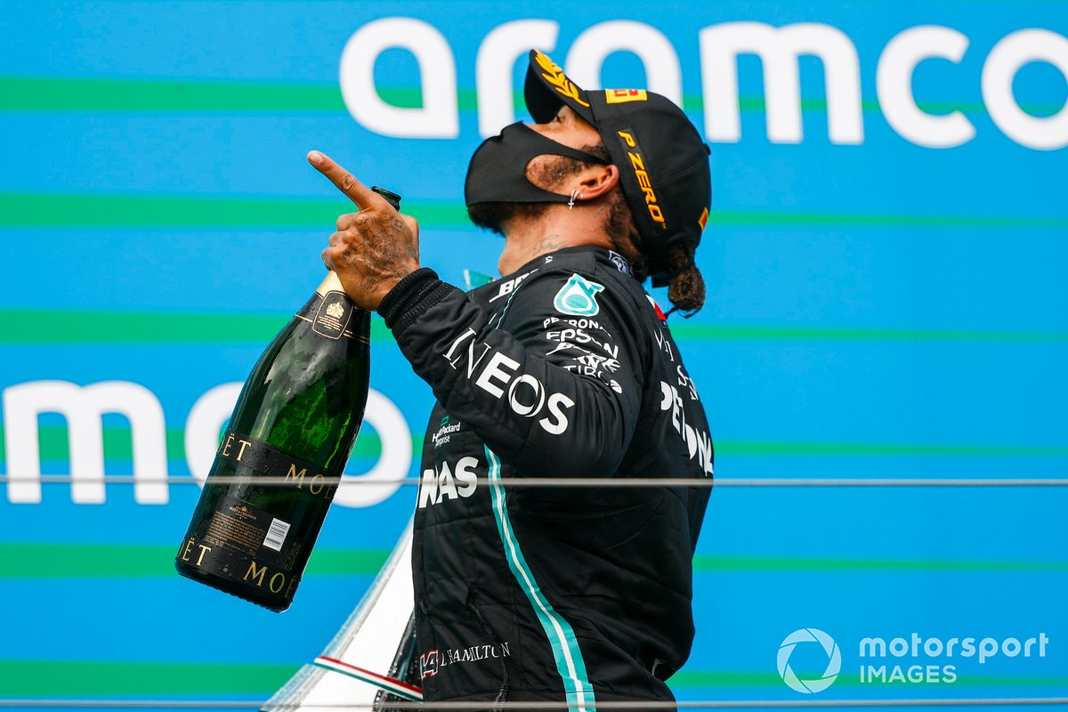 Il vincitore della gara Lewis Hamilton, Mercedes-AMG Petronas F1 festeggia sul podio