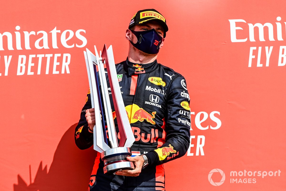 Il vincitore della gara Max Verstappen, Red Bull Racing festeggia sul podio con lo champagne