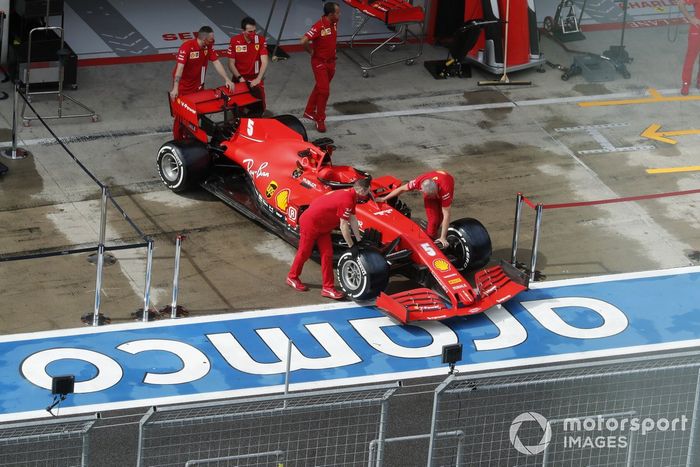 Meccanici con la macchina di Sebastian Vettel, Ferrari SF1000
