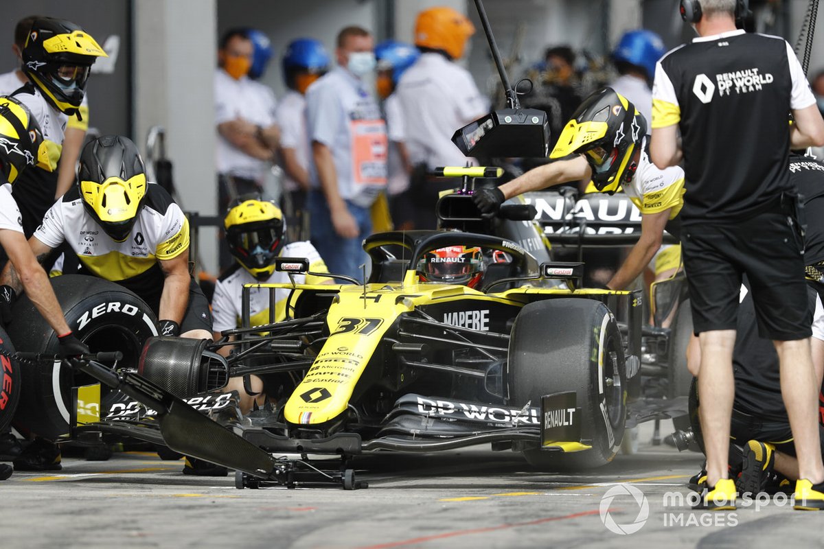 Esteban Ocon, Renault F1 Team R.S.20, in the pits