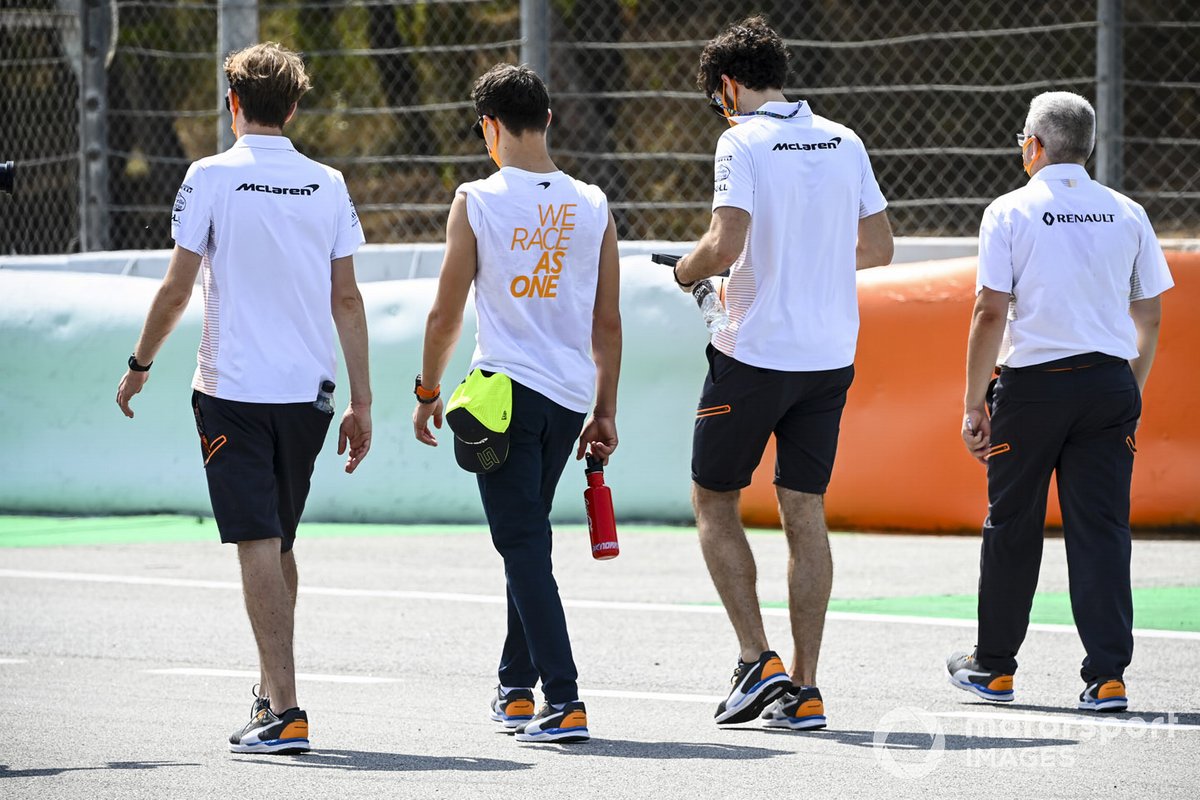 Lando Norris, McLaren camina por la pista