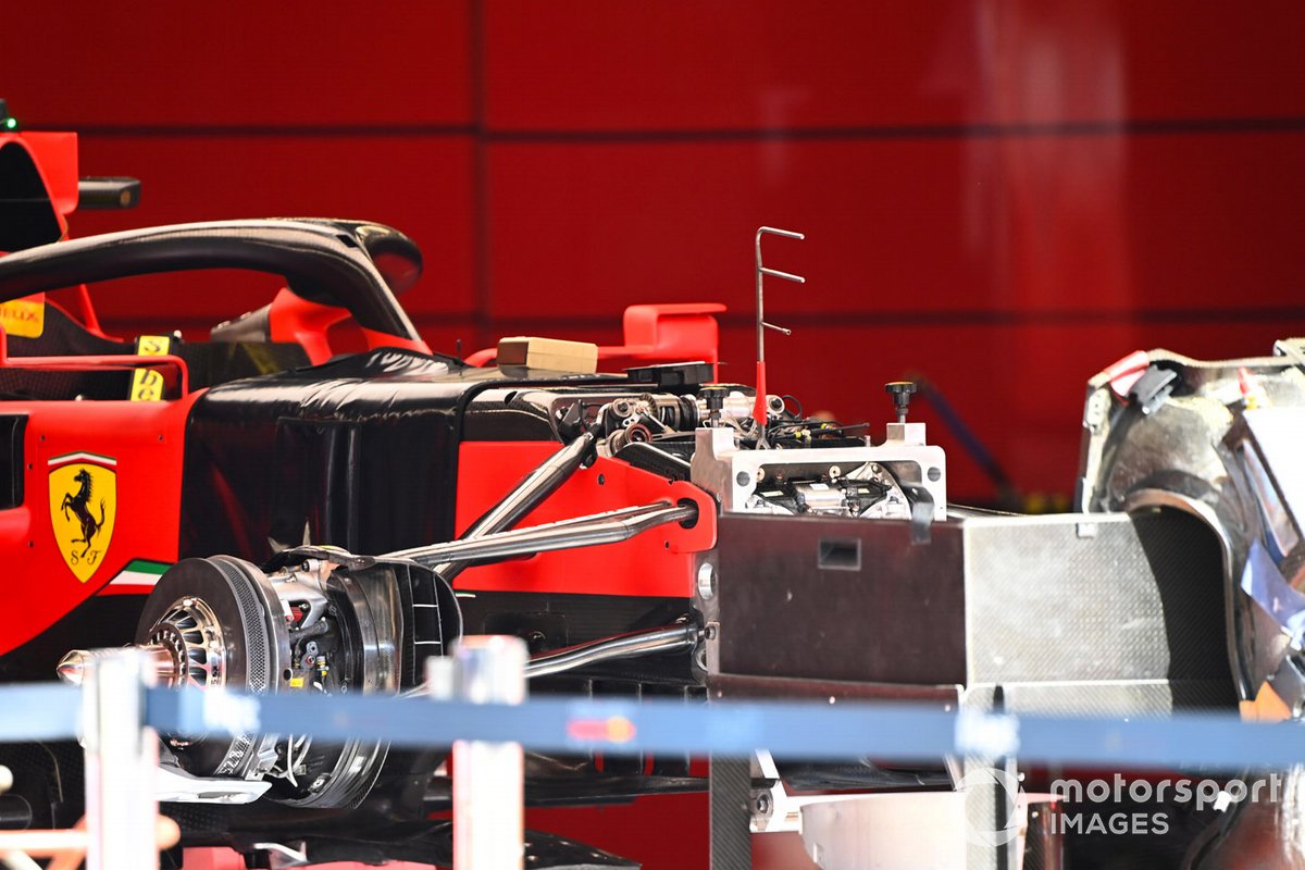 Dettaglio sospensioni anteriori e freni della Ferrari SF1000