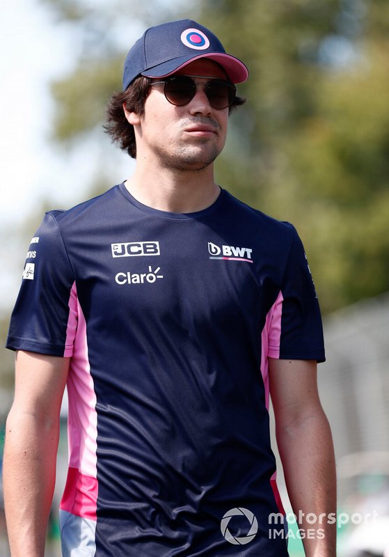 Lance Stroll, Racing Point e i membri del team camminano sul tracciato