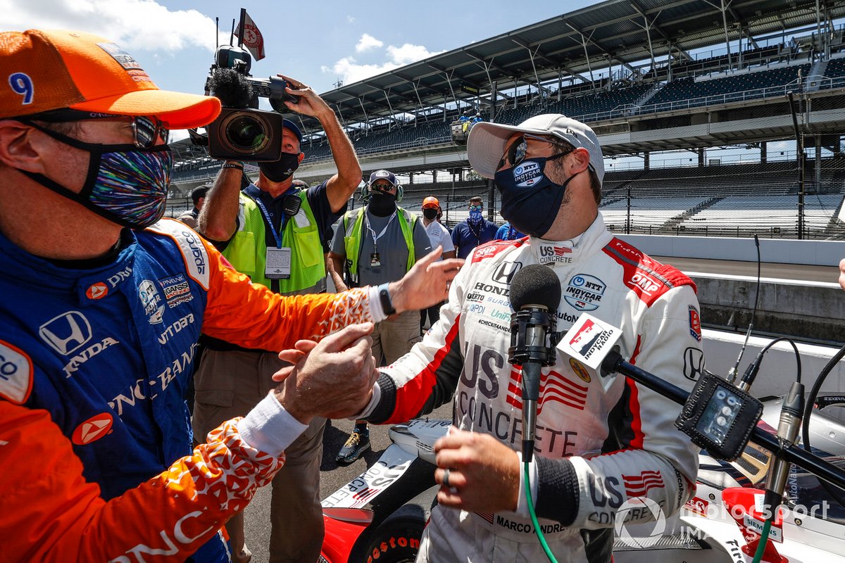 Marco Andretti, Andretti Herta with Marco & Curb-Agajanian Honda, tras lograr la pole, con Scott Dixon, Chip Ganassi Racing Honda