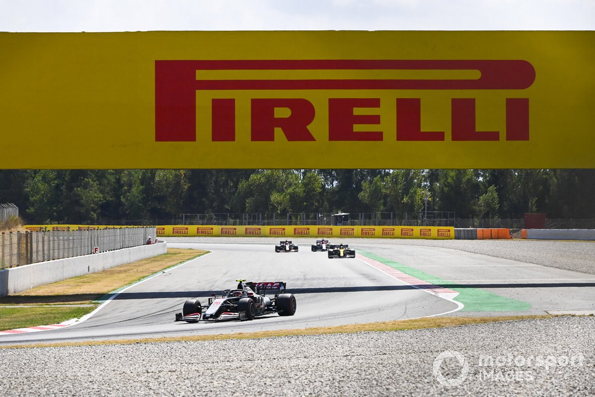 Kevin Magnussen, Haas VF-20, precede Esteban Ocon, Renault F1 Team R.S.20