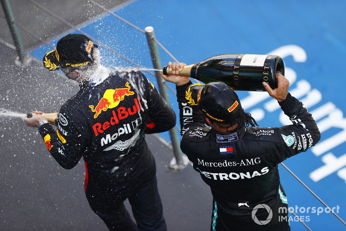 Lewis Hamilton, Mercedes-AMG Petronas F1, festeggia la vittoria spruzzando champagne su Max Verstappen, Red Bull Racing, sul podio