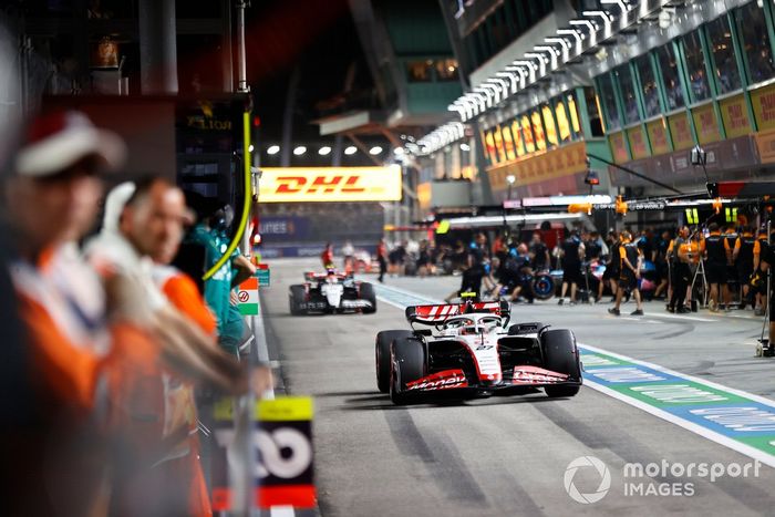 Nico Hulkenberg, Haas VF-23, Yuki Tsunoda, AlphaTauri AT04, en boxes