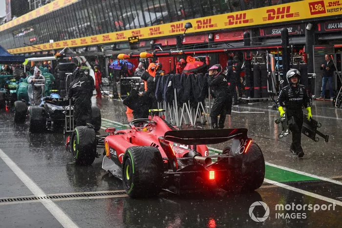 Pierre Gasly, Alpine A523, y Carlos Sainz, Ferrari SF-23, en boxes durante la parada con bandera roja.