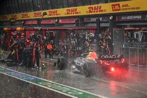 Sergio Pérez, Red Bull Racing RB19, hace una parada en boxes