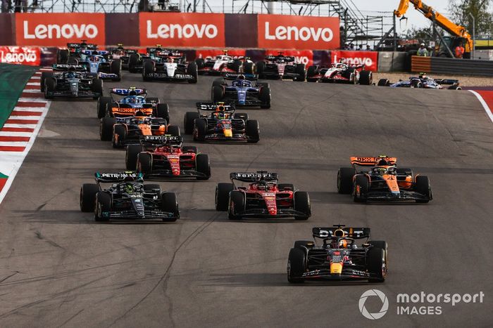 Max Verstappen, Red Bull Racing RB19, Charles Leclerc, Ferrari SF-23, Lewis Hamilton, Mercedes F1 W14, Lando Norris, McLaren MCL60, el resto de la parrilla en la salida.
