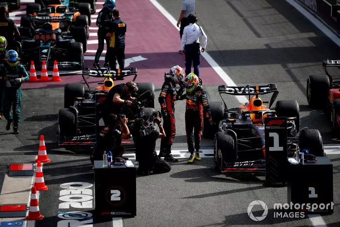 Sergio Pérez, Red Bull Racing, 2ª posición, Max Verstappen, Red Bull Racing, 1ª posición, se felicitan mutuamente en Parc Ferme