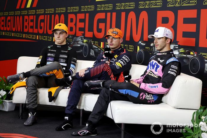 Oscar Piastri, McLaren, 2ª posición, Max Verstappen, Red Bull Racing, 1ª posición, Pierre Gasly, Alpine F1 Team, 3ª posición, en la rueda de prensa posterior al sprint.