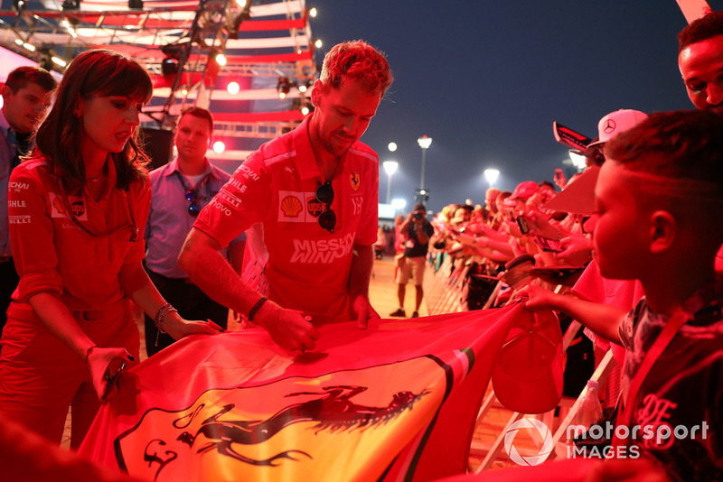 Sebastian Vettel, Ferrari firma autógrafos para los aficionados.