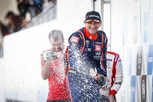 Podio: il vincitore della gara Gabriele Tarquini, BRC Racing Team Hyundai i30 N TCR