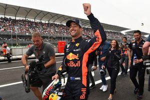 Il poleman Daniel Ricciardo, Red Bull Racing, festeggia nel parco chiuso 