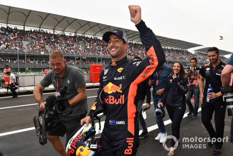 Ganador de la pole Daniel Ricciardo, Red Bull Racing celebra en Parc Ferme