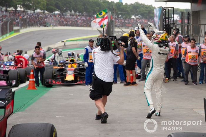 Ganador de la carrera Lewis Hamilton, Mercedes AMG F1 celebra en Parc Ferme 