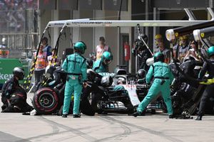 Lewis Hamilton, Mercedes-AMG F1 W09 pit stop 