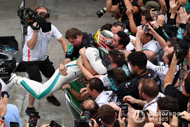 Il vincitore della gara Lewis Hamilton, Mercedes-AMG F1 W09 EQ Power+, festeggia nel parco chiuso