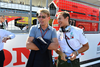 Mika Hakkinen and Antti Vierula, Trainer, on the grid