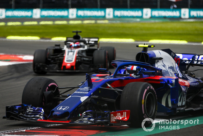 Pierre Gasly, Scuderia Toro Rosso STR13, leads Romain Grosjean, Haas F1 Team VF-18
