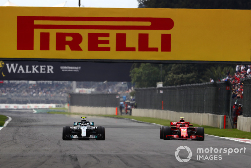 Kimi Raikkonen, Ferrari SF71H, y Valtteri Bottas, Mercedes AMG F1 W09 EQ Power+