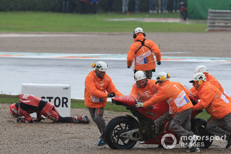 Aleix Espargaro, Aprilia Racing Team Gresini, después de su caída
