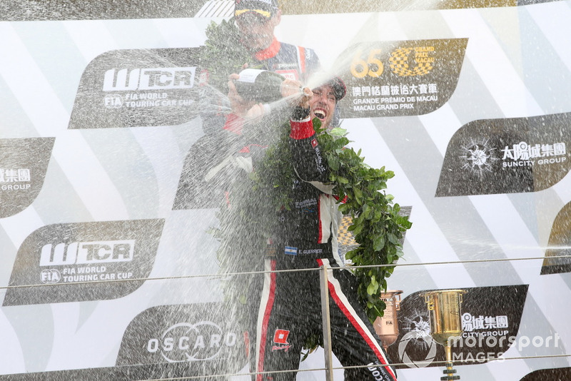 Podio: Ganador de la carrera Esteban Guerrieri, ALL-INKL.COM Münnich Motorsport Honda Civic Type R TCR
