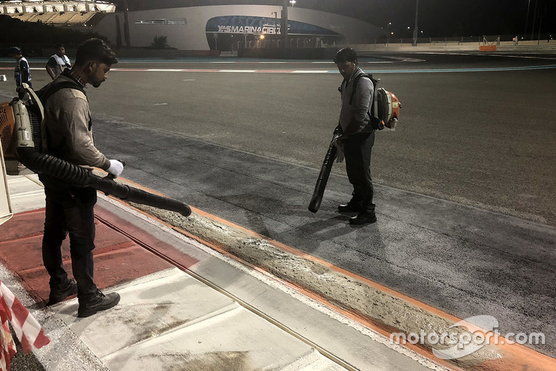 Pekerja memperbaiki kerb trek Yas Marina, Abu Dhabi
