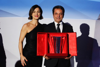 Valentina Albanese premia Vincenzo Montalbano