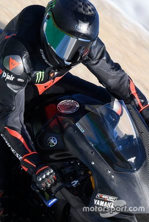 Lewis Hamilton prova la Yamaha Superbike