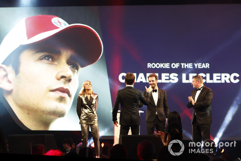 Il vincitore del "Rookie of the Year award", Charles Leclerc, viene salutato sul palco dal Campione della FIA Formula E Jean Eric Vergne