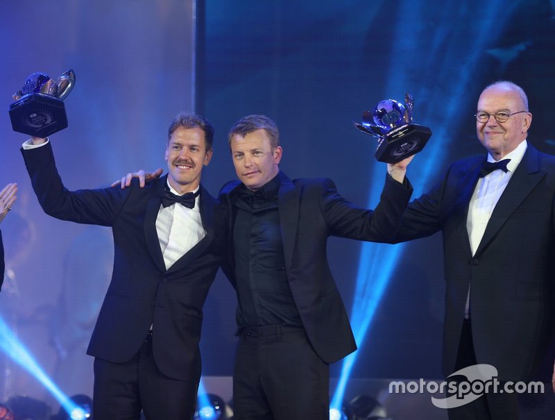 FIA Formula 1 World Championship: Sebastian Vettel e Kimi Räikkönen com seus troféus.