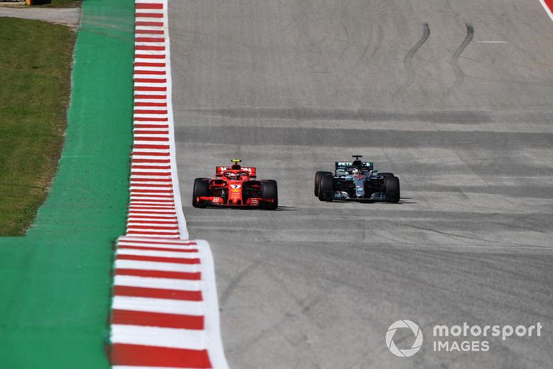 Lewis Hamilton, Mercedes-AMG F1 W09 ve Kimi Raikkonen, Ferrari SF71H pozisyon mücadelesi