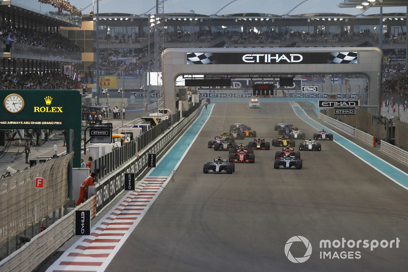 Lewis Hamilton, Mercedes-AMG F1 W09 y Valtteri Bottas, Mercedes-AMG F1 W09 al inicio