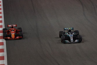Sebastian Vettel, Ferrari SF71H en Valtteri Bottas, Mercedes-AMG F1 W09