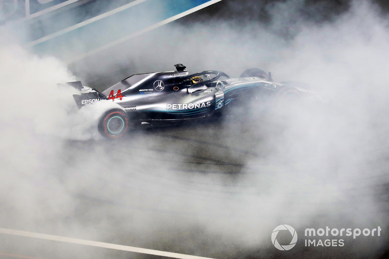 Lewis Hamilton, Mercedes AMG F1 W09 EQ Power+, realiza donuts en la parrilla después de ganar la carrera.