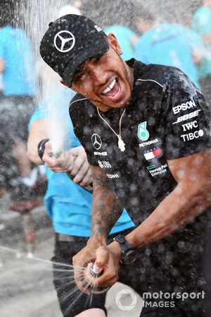 Lewis Hamilton, Mercedes AMG F1, festeggia con il team e lo champagne