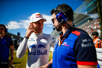 Pierre Gasly, Scuderia Toro Rosso, on the grid with his engineer
