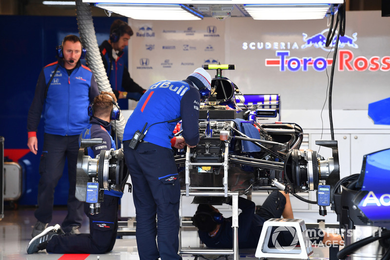 Scuderia Toro Rosso STR13 en el garaje