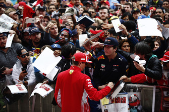 Kimi Raikkonen, Ferrari, firma un autografo