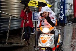 Marc Márquez, Repsol Honda Team, bajo la lluvia en el paddock