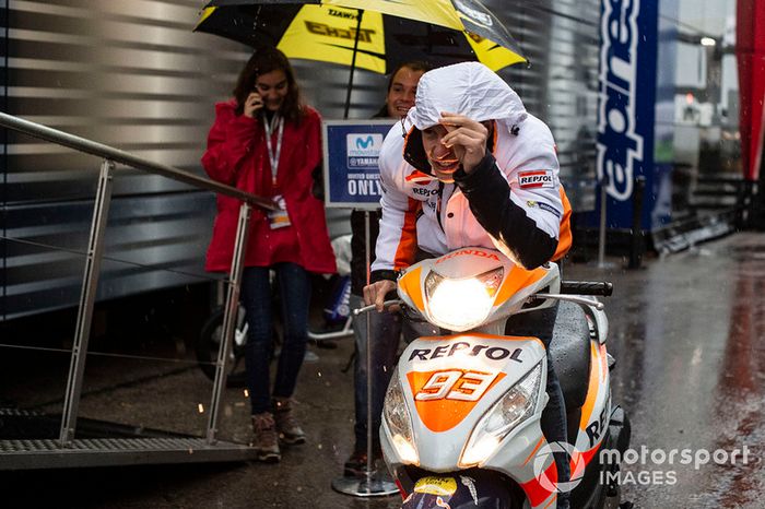Marc Márquez, Repsol Honda Team, bajo la lluvia en el paddock